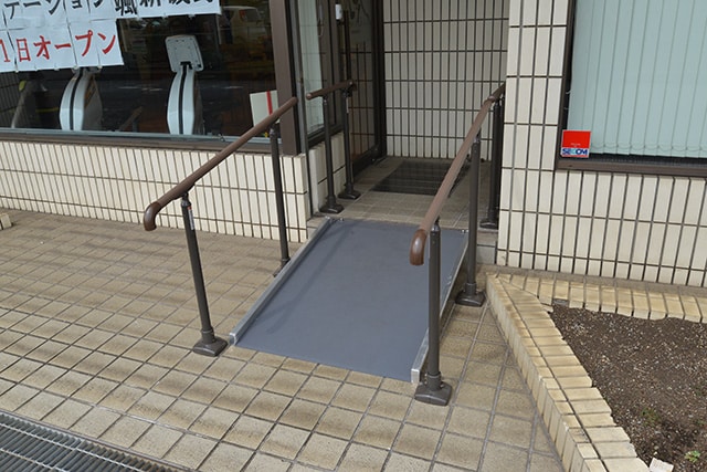 相模原市 デイサービス 外装 スロープ 施工例 １