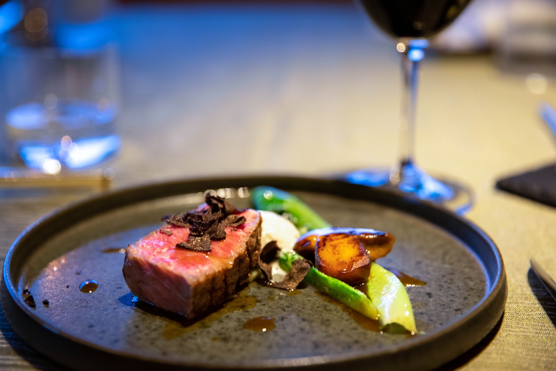 快適で贅沢な空間 - 人気洋食店の店舗内装とは 1 24862175 m 1