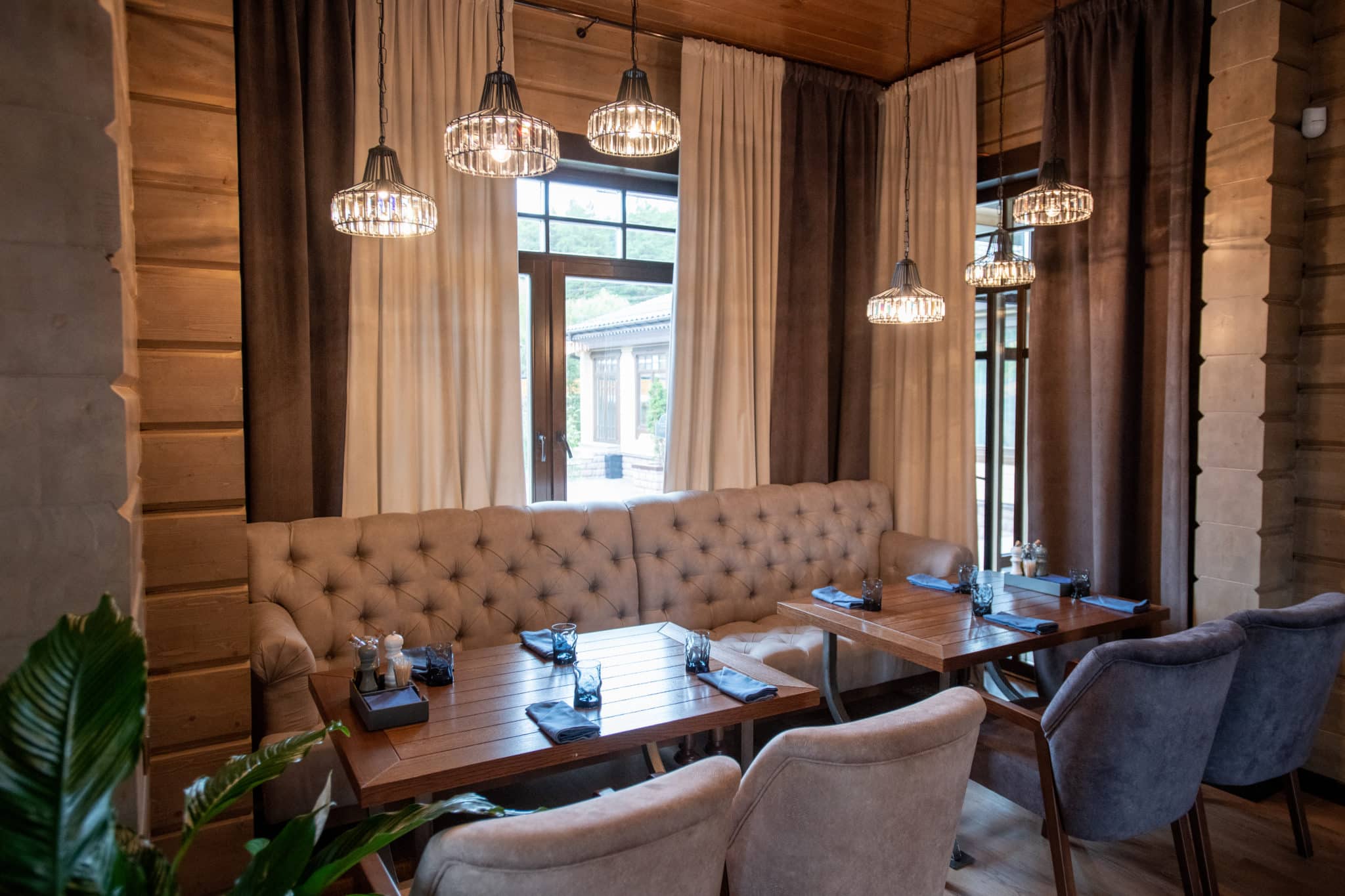 居抜きカフェの内装工事で失敗しないための注意点。施工事例や施工費用などを解説 6 beige leather sofa and soft velvet armchairs stand 2023 11 27 04 51 50 utc scaled 3