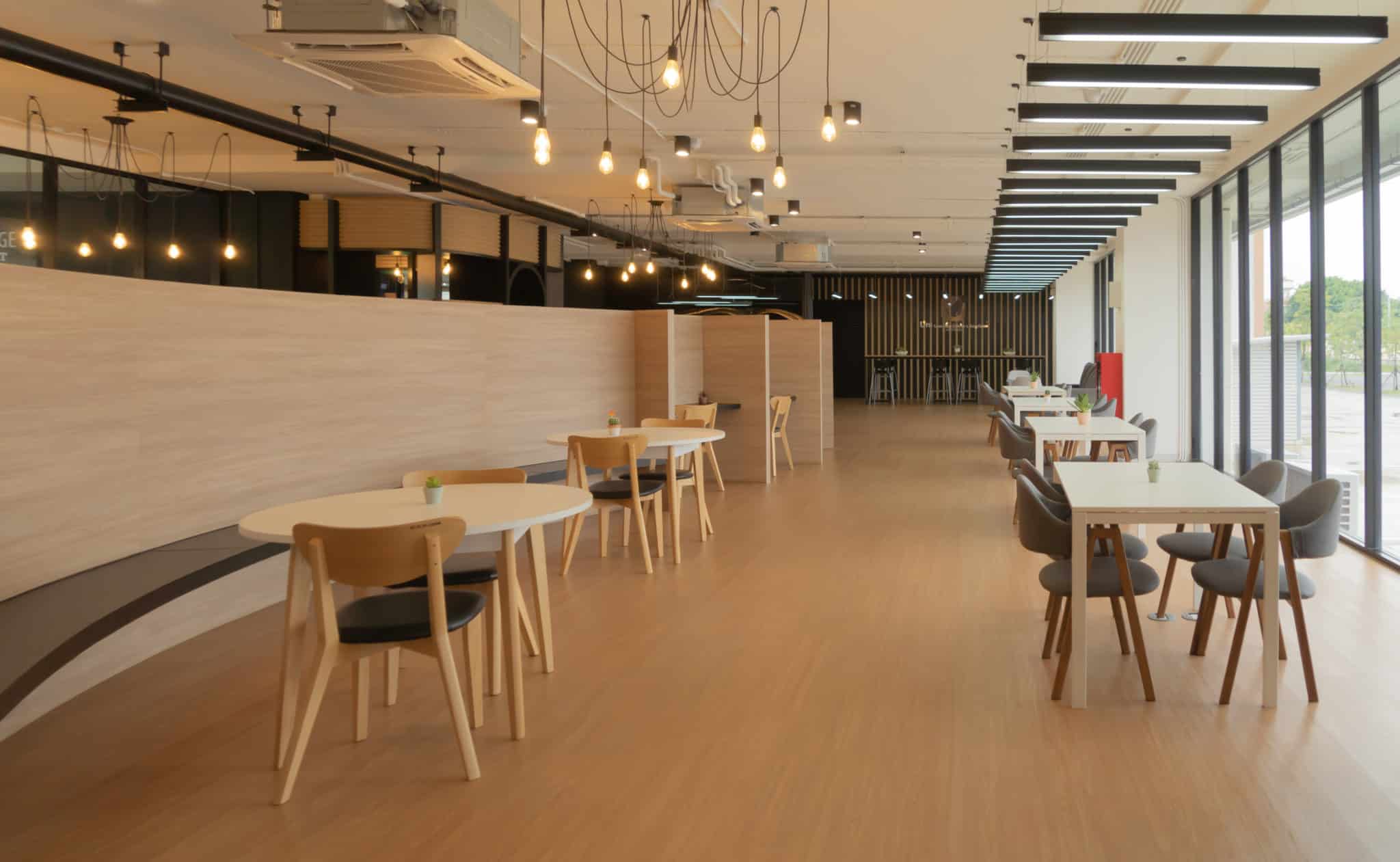 カフェに高級感を与える内装デザイン|費用相場も解説 4 empty coworking space modern office room business 2024 10 22 14 01 36 utc scaled 3