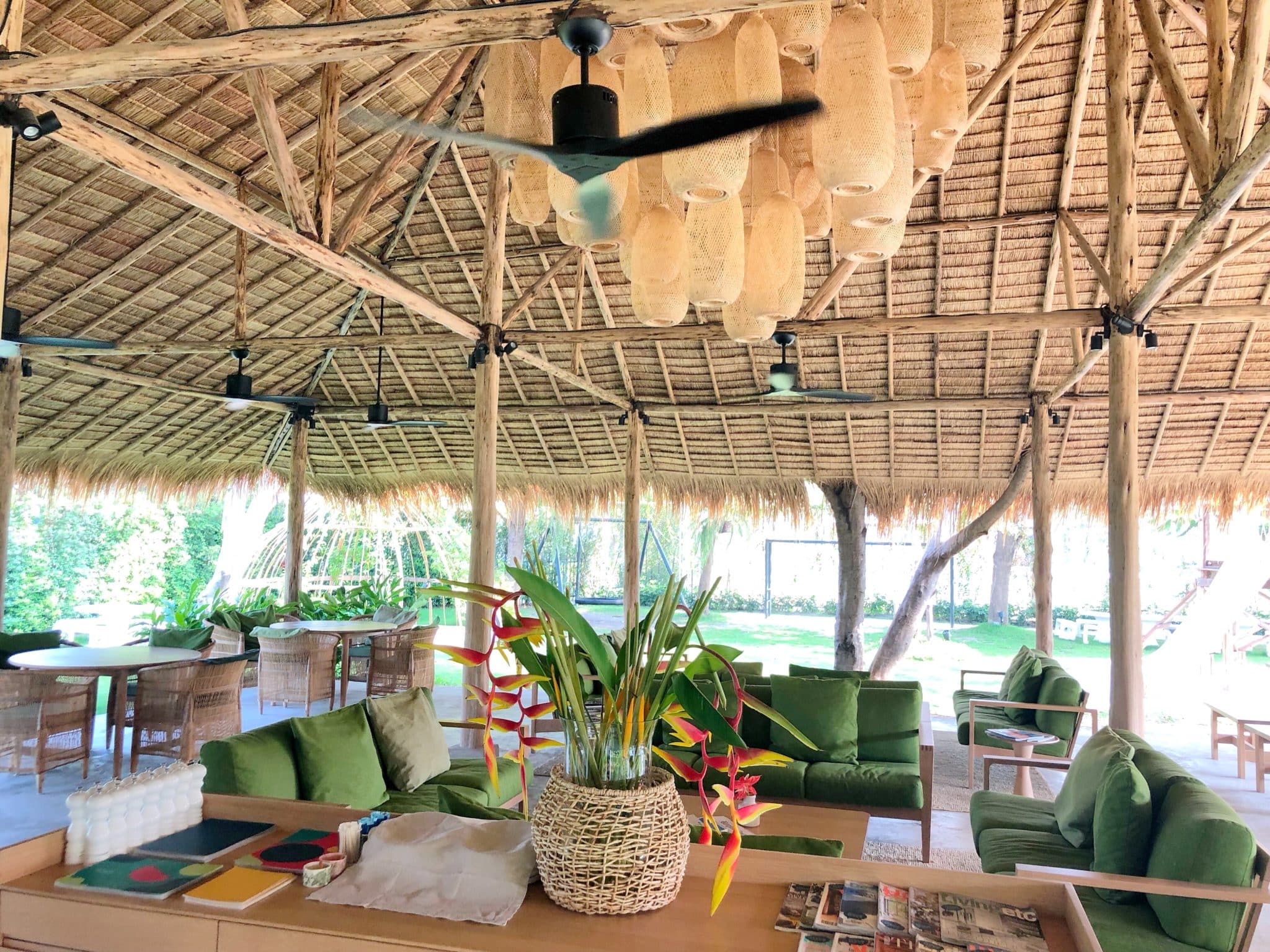 カフェに高級感を与える内装デザイン|費用相場も解説 10 tropical hotel lobby 2023 11 27 05 04 13 utc scaled 2